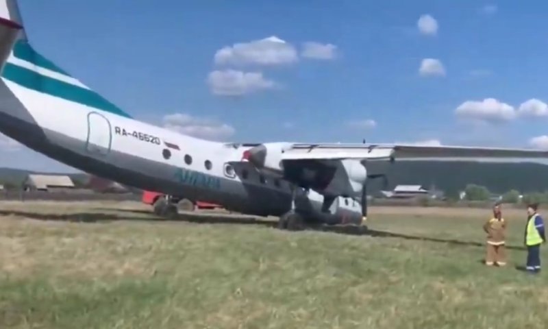 מטוס נוסעים נאלץ לבצע נחיתת חירום ללא הגלגל הקדמי | תיעוד