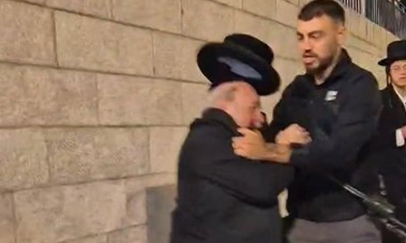 מאבטח בכותל המערבי תקף חרדי מבוגר ונעצר | תיעוד