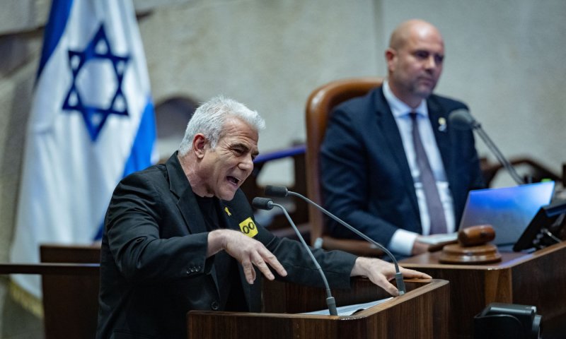 לפיד תוקף: "יש יותר ישיבות על אומן מאשר על החטופים"