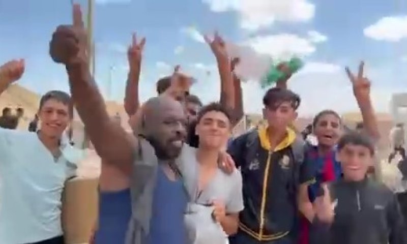 צפו: עזתים מריעים ל"טראמפ ונתניהו" על חלוקת הסיוע 