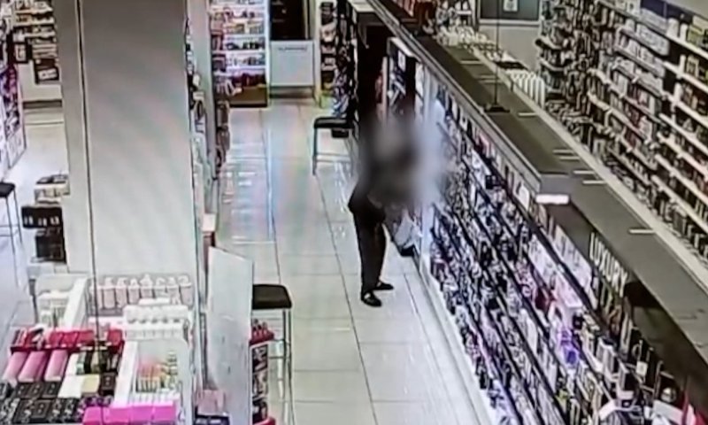הגנב הסדרתי נתפס: הכניס מוצרים לשקית ונמלט מחנויות