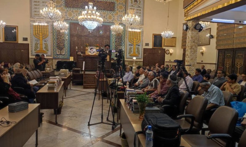 תהילים וקריאת התורה: הקהילה היהודית בטהרן קיימה טקס לזכרו של חומייני
