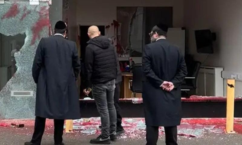 פורעים תקפו משרד חרדי בלונדון &ndash; בגלל קונספירציה על 'אלביט'