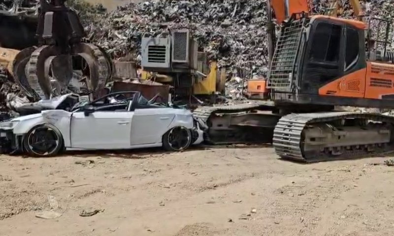 בשווי 94 אלף שקל: הרכב היוקרתי הושמד &bull; צפו