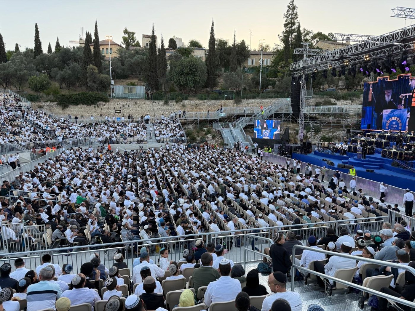 באדיבות המצלם