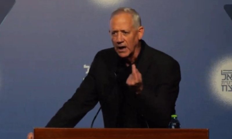 גנץ יצא מכליו וצעק על המוחים: "תקשיב לי רגע, צעקת אז תקשיב"