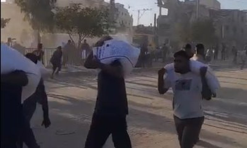 תיעוד: אזרחים בעזה בזזו שקי קמח ממשאיות סיוע