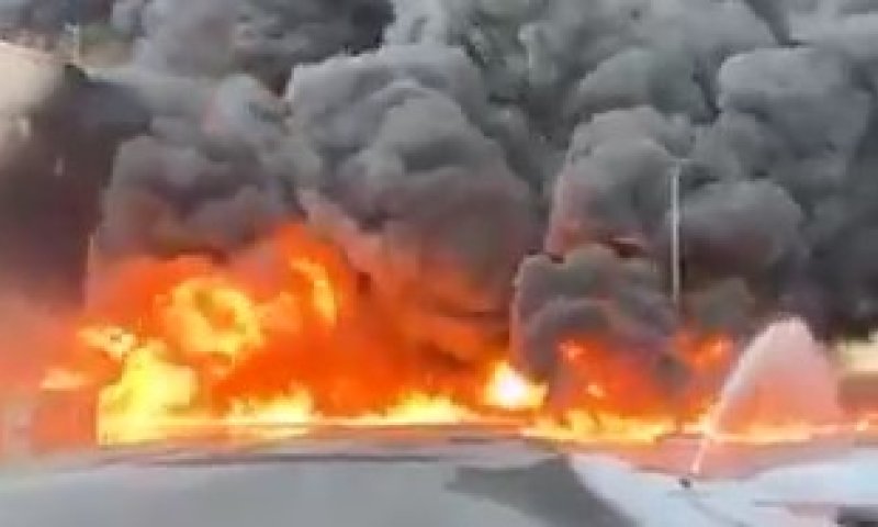 צפו: שריפה ענקית משתוללת בנמל באיחוד האמירויות