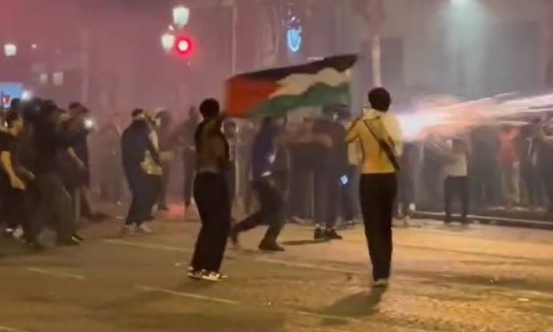 עם דגלי פלסטין: מאות מתפרעים בזזו והשחיתו חנויות בפריז