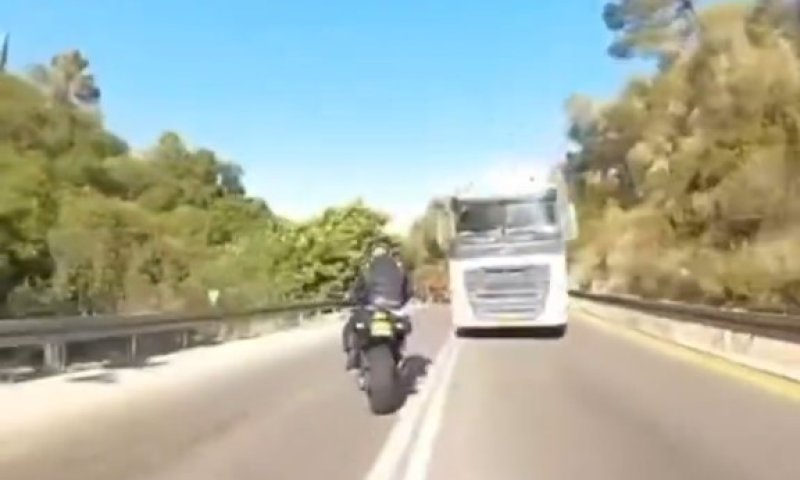 רגע מתאונה קטלנית: נהג משאית ביצע עקיפה מסוכנת וכמעט התנגש באופנוענים 
