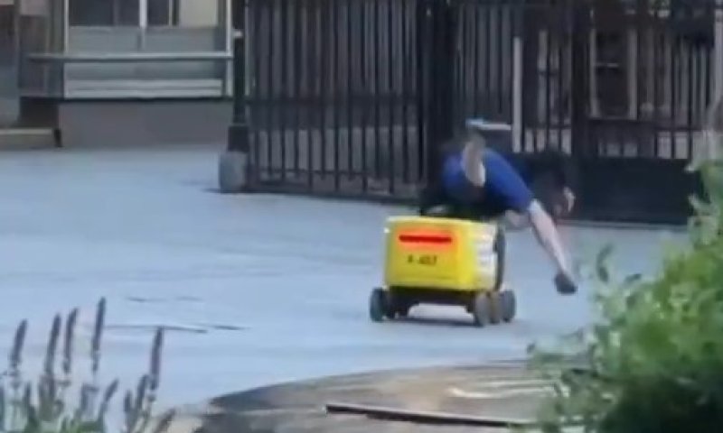 רגע משעשע ברוסיה: שיכור ניסה לרכוב על רובוט משלוחים - וזה נגמר בנוקאאוט