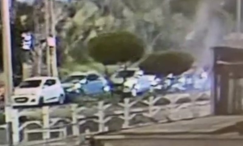 צפו: פרץ לרכב, לא מצא דבר והחליט להצית אותו 