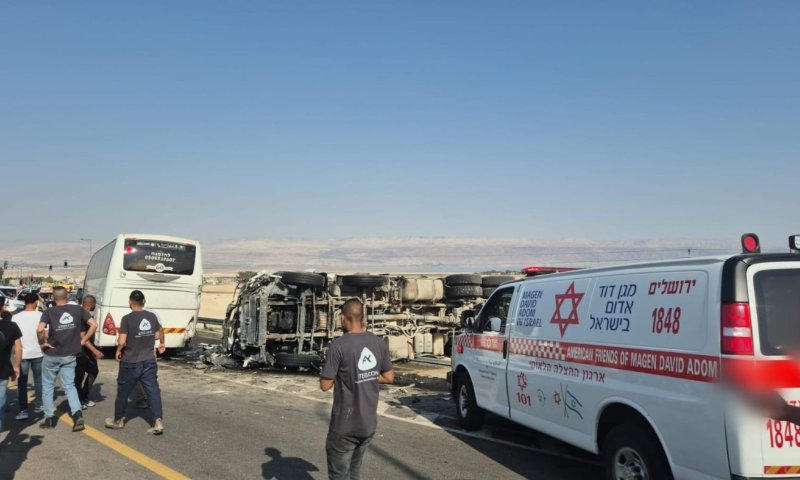 תאונה בין משאית לאוטובוס בכביש 1 - עשרות פצועים במקום