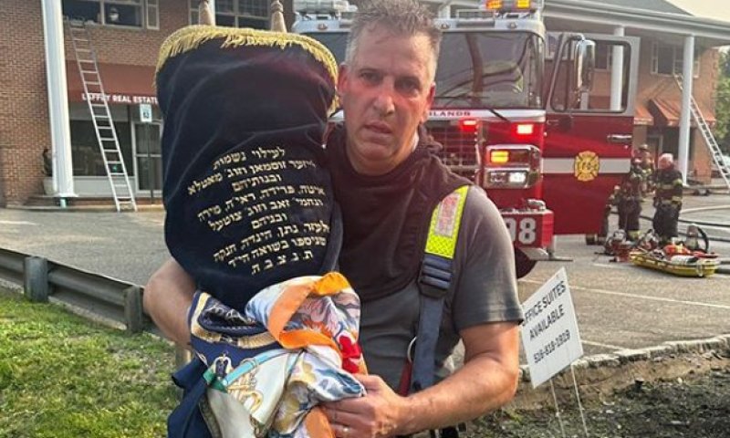 בחירוף נפש: הכבאי הציל את ספר התורה מהשריפה בבית כנסת