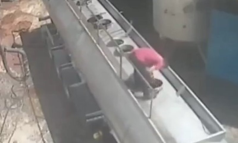 תקרית מסוכנת בטורקיה: עובד עם סיגריה הרים מכסה מיכלית דלק ועף