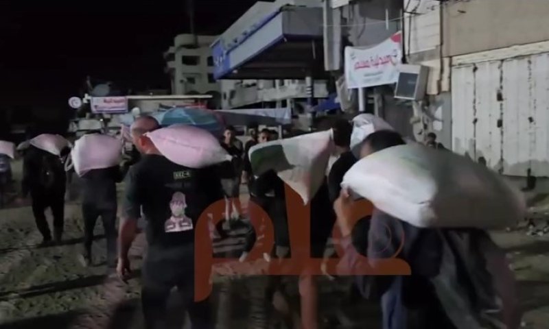 עזה: מאות תושבים בזזו שקי קמח ממשאיות סיוע שהיו בדרכן לצפון הרצועה