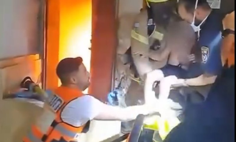 תיעוד דרמטי: הכבאים והחובש מחלצים ילד מדירה בוערת בבני ברק