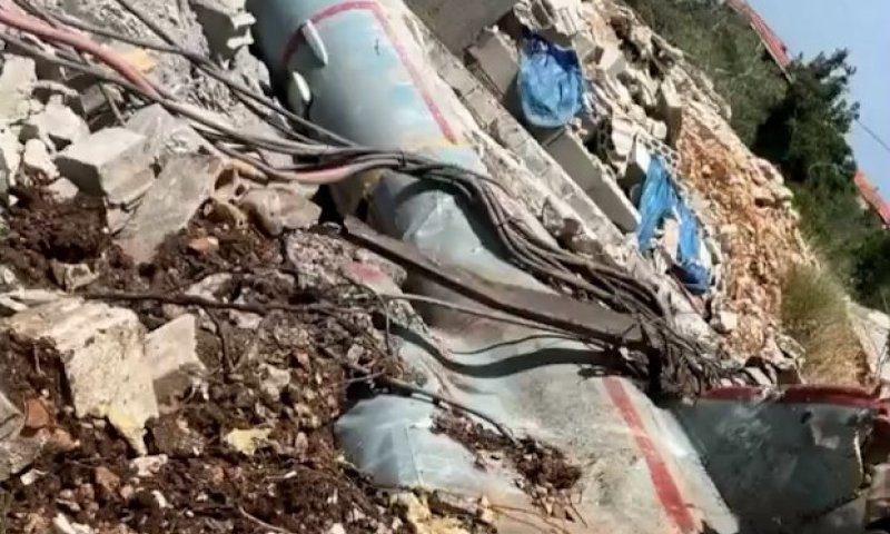צבא לבנון מציג: שרידי פצצה ישראלית גדולה באתר שהופצץ