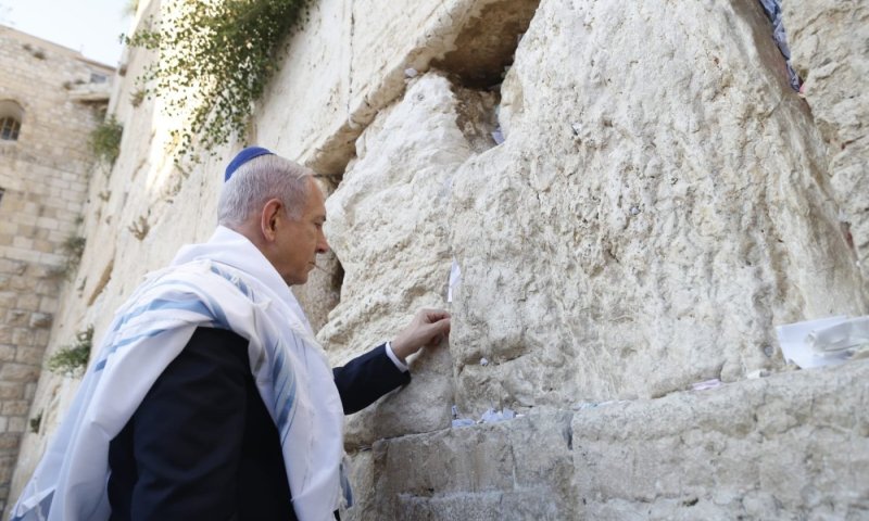 רגע לפני התקיפה באיראן: מה כתב נתניהו בפתק שהטמין בין אבני הכותל?