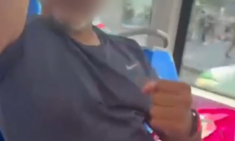 הסית ואיים על חייל מילואים באוטובוס &ndash; ונאשם באיומים והעלבת עובד ציבור