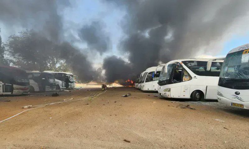 תיעוד: קטינים מהדרום ניסו לבזוז דלק מאוטובוסים שנפגעו במטח