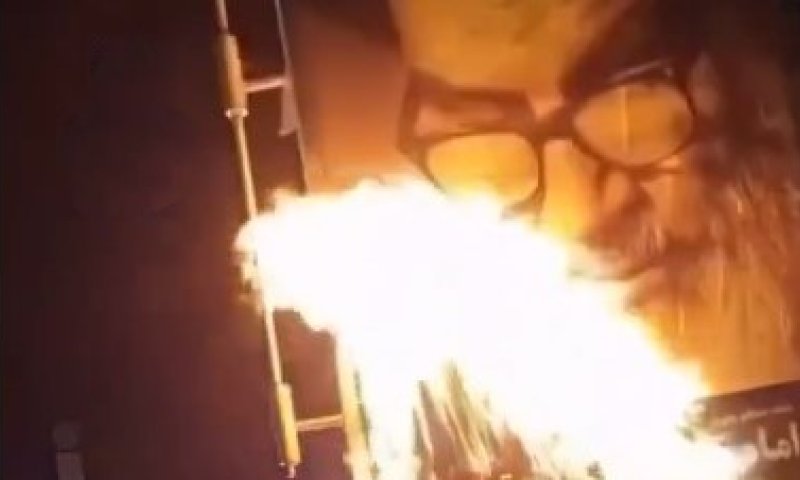 איראן: מתנגדי המשטר הציתו שלט ענק של חמינאי