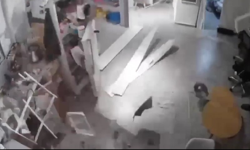 צפו: עוצמת ההדף של הטיל שפגע בדירה בבת ים - כך זה נראה מבפנים