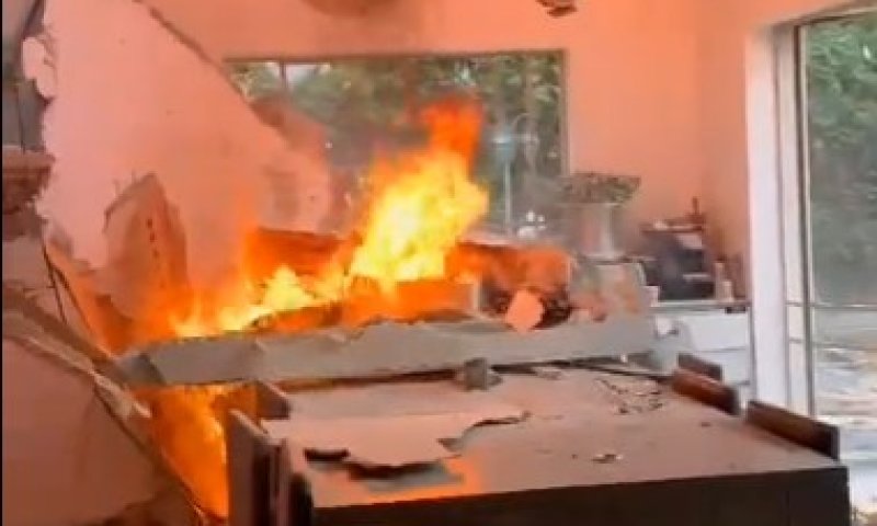 צפו: חלקי יירוט נפלו בבית השר לשעבר בסביון 