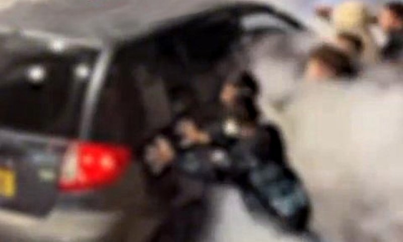 החלקה מסוכנת כשילדים מרימים את הרכב: הנהג נעצר, הרכב הוחרם