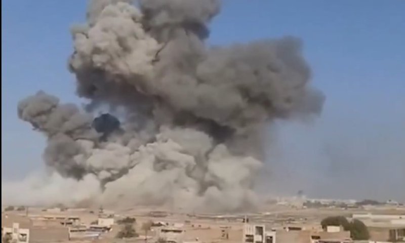 בעקבות תקיפה אווירית: פטריית עשן ענקית נראתה באהוואז, איראן 