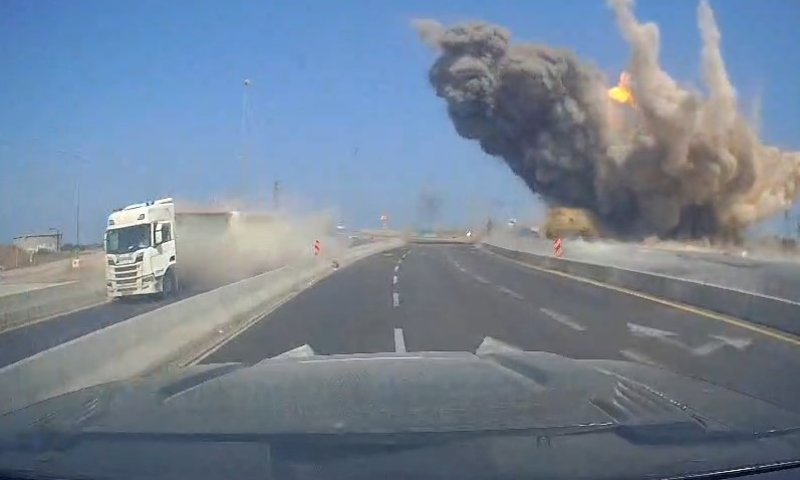 מצלמת הדרך תיעדה: רגע נפילת טיל סמוך לכביש ראשי 