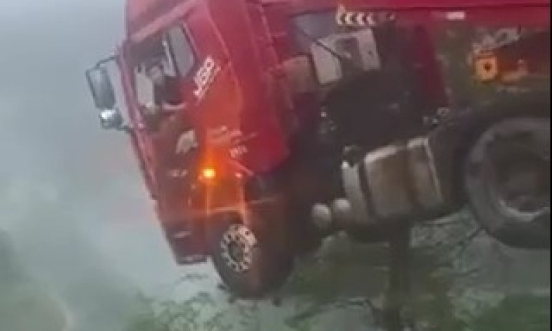 באמצע הנסיעה: גשר ענק קרס בסין &ndash; משאית נותרה תלויה באוויר 
