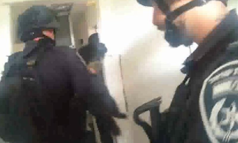 שוטרים מחלצים דיירים ובעלי חיים מההריסות