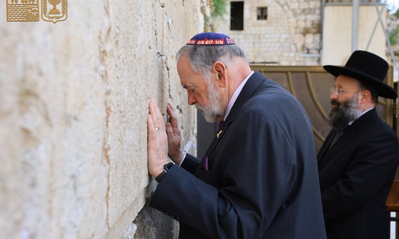 רגע לפני 4 ביולי: שגריר ארה"ב בכותל עם תפילה נרגשת על טראמפ