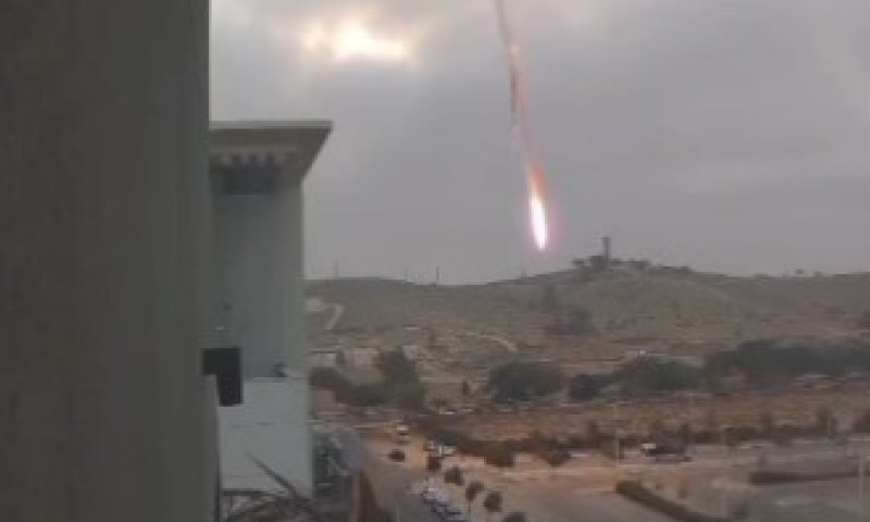 תיעוד חדש: רגע פגיעת הטיל הבליסטי בבאר שבע