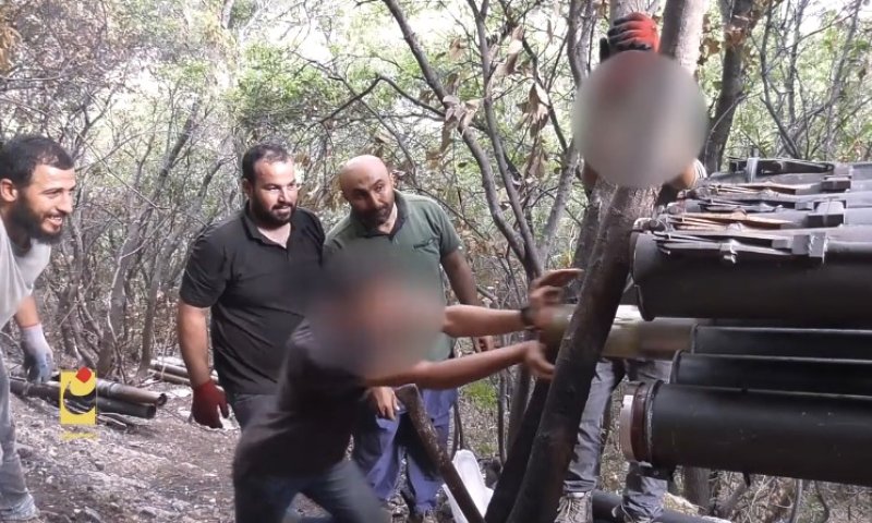 חיזבאללה מפרסם תיעוד של מחבלים משגרים רקטות &ndash; זו הסיבה שפניהם לא טושטשו