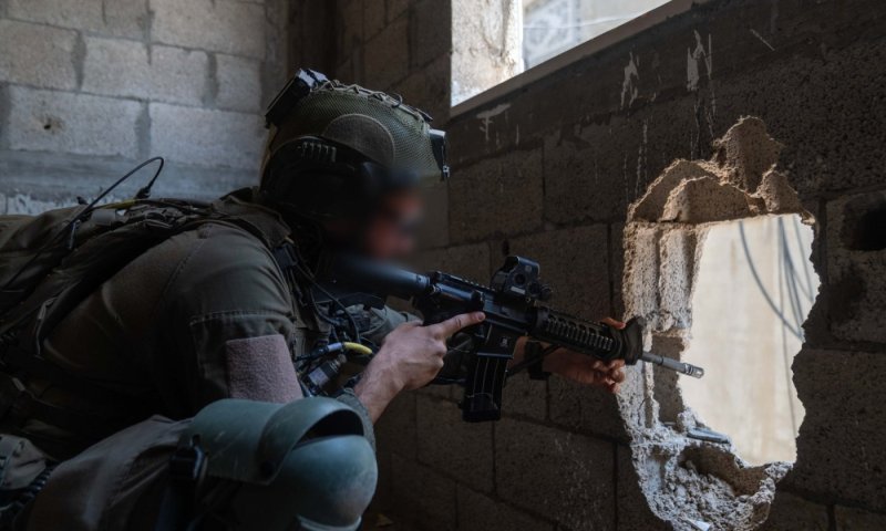 יממה לאחר שיניב מיכלוביץ׳ הי"ד נפל, חבריו ממשיכים להילחם