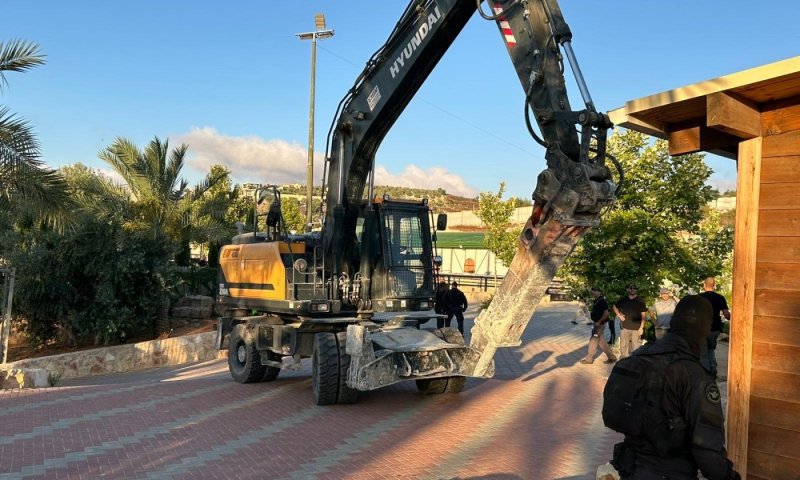 השוטרים באו להרוס מבנה - ומצאו סליק מתחת לאדמה