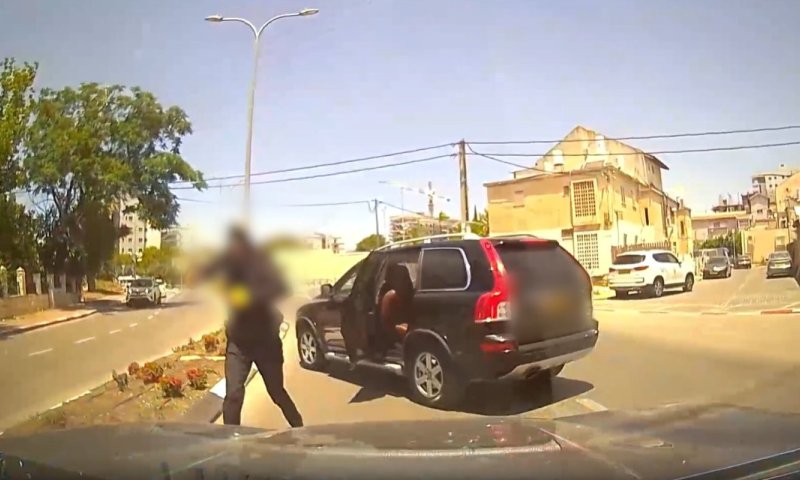 שוד לאור יום: 400,000 שקלים נשדדו מחלפן כספים &bull; תיעוד 