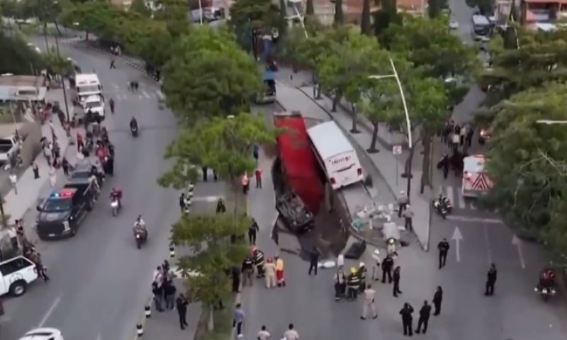 בולען ענק נפער במערב מקסיקו: משאית נפלה פנימה