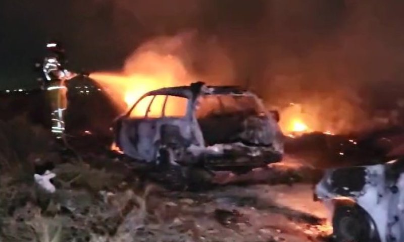שני רכבים הוצתו במזיד סמוך לבת עין, הושגה שליטה על האש