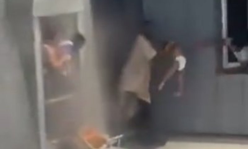 מהגר חילץ ילדים משריפה והציל אותם ברגע האחרון: צפו בתיעוד הדרמטי