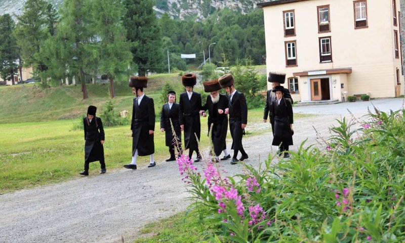 משווייץ ועד קרעסטיר: האדמו"רים יצאו למנוחה &bull; כל אירועי וזמני השבת
