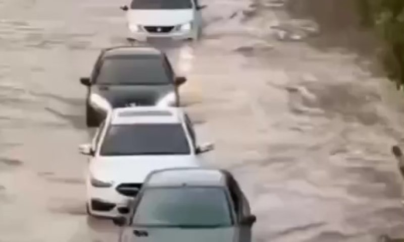 הרחובות הוצפו: שיטפונות בעיר שיראז, איראן  