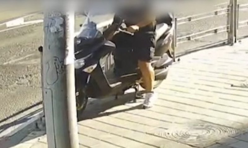 מניע ונמלט: גנב קטנוע מבני ברק ונלכד לאחר מרדף ותאונה | תיעוד