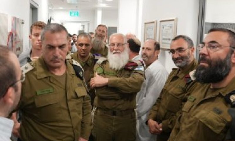 הצצה נדירה למתקן זיהוי החללים: הרמטכ"ל ביקר ברבנות הצבאית במחנה שורה