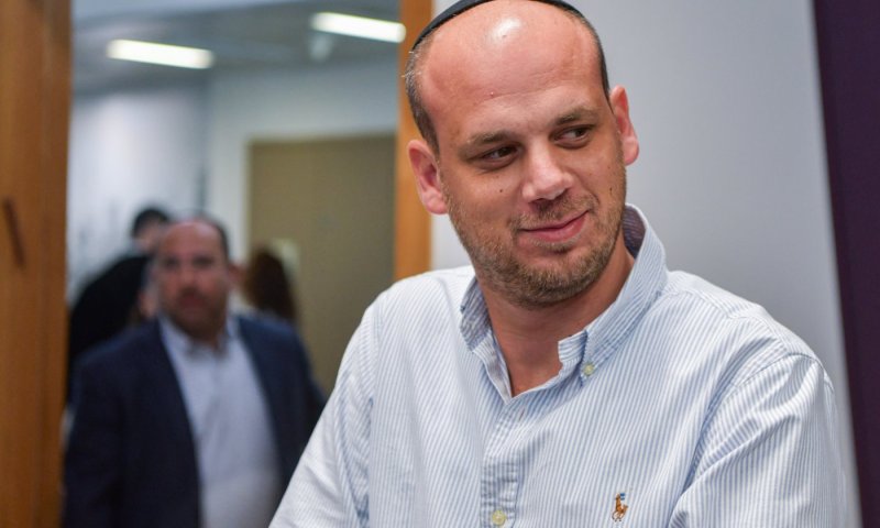 השופט הקל בתנאי מעצרו של אלי פלדשטיין, אך יתכן שיוגש ערר