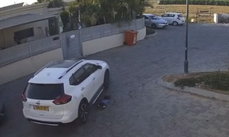 ניצל בנס: פעוט נדרס ע"י רכב שהמשיך בנסיעה | קשה לצפיה 