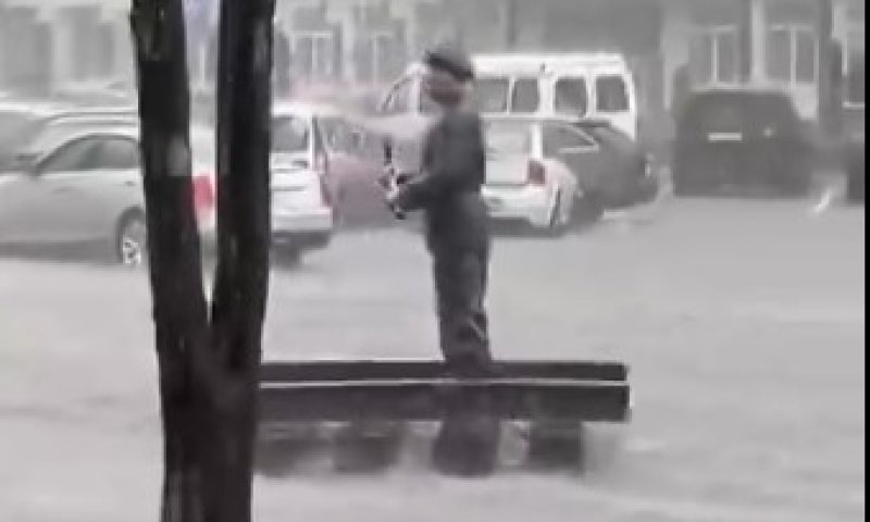  מחזה יוצא דופן: פסל "יצא לטיול" ברחובות בלארוס