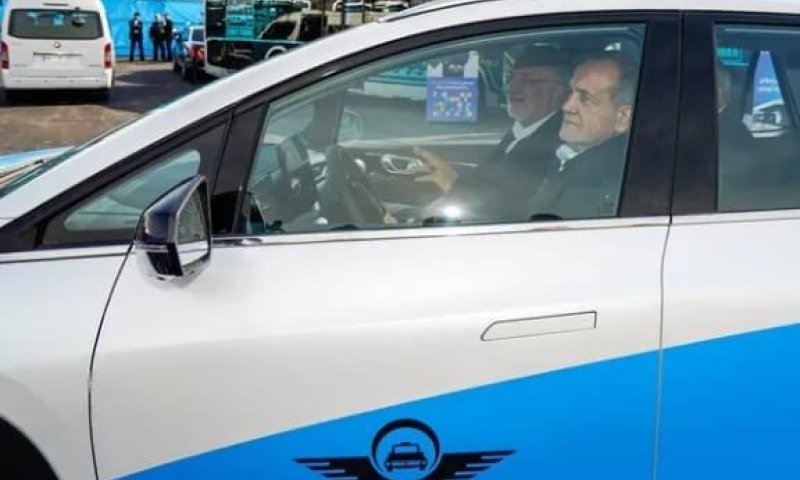 ביזיון בטהרן: נשיא איראן נאלץ להחליף שיירה במונית